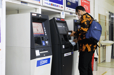 Nasabah melakukan transaksi di Anjungan Tunai Mandiri (ATM) kawasan Jakarta Selatan, Senin (9/1/2023).