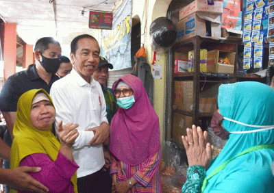 Presiden Joko Widodo meninjau aktivitas perdagangan dan mengecek harga komoditas di Pasar Sentul, Kota Yogyakarta.