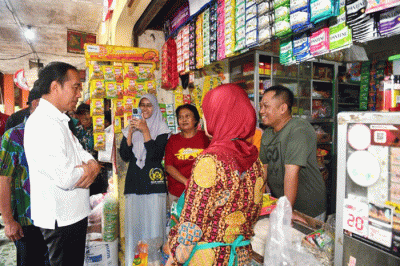 Presiden Joko Widodo meninjau aktivitas perdagangan dan mengecek harga komoditas di Pasar Sentul, Kota Yogyakarta.