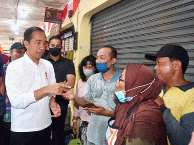 Presiden Joko Widodo meninjau aktivitas perdagangan dan mengecek harga komoditas di Pasar Sentul, Kota Yogyakarta.