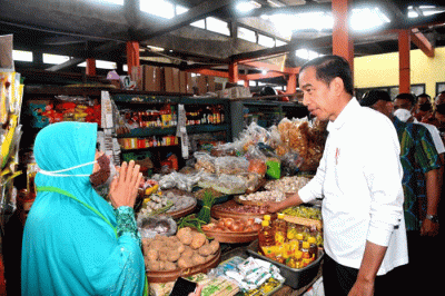 Presiden Joko Widodo meninjau aktivitas perdagangan dan mengecek harga komoditas di Pasar Sentul, Kota Yogyakarta.