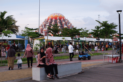 Sejumlah anak bersama orang tuanya menikmati liburan di kawasan Center Poin of Indonesia (CPI), Makassar, Minggu (8/1/2023).