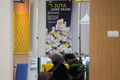 Petugas melayani wajib pajak di Kantor Pelayanan Pajak Pratama Pasar Minggu, Jakarta Selatan, Senin (9/1/2023).