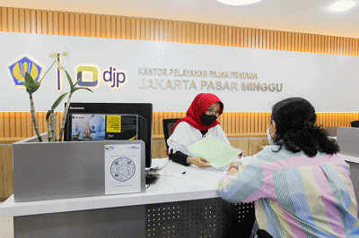 Petugas melayani wajib pajak di Kantor Pelayanan Pajak Pratama Pasar Minggu, Jakarta Selatan, Senin (9/1/2023).