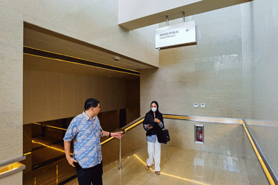 Pengunjung saat melintasi Terowongan Silaturahmi yang menghubungkan Masjid Istiqlal dengan Gereja Katedral di Jakarta, Senin, (9/1/2023).
