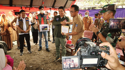 Kepala Badan Nasional Penanggulangan Bencana (BNPB) Letjen TNI Suharyanto memberikan bantuan dana siap pakai (DSP) kepada Pemerintah Provinsi Sulawesi Selatan.