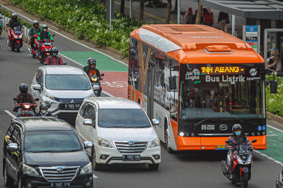Bus listrik Transjakarta melintas di Jalan Sudirman-Thamrin, Jakarta, Rabu (11/1/2023).