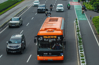 Bus listrik Transjakarta melintas di Jalan Sudirman-Thamrin, Jakarta, Rabu (11/1/2023).