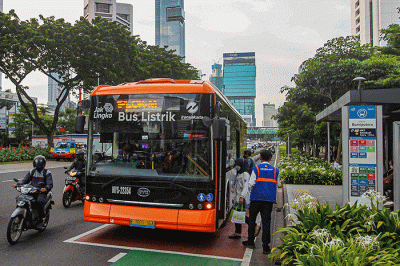 Bus listrik Transjakarta melintas di Jalan Sudirman-Thamrin, Jakarta, Rabu (11/1/2023).