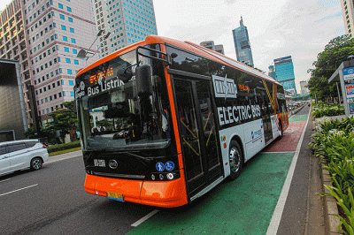 Bus listrik Transjakarta melintas di Jalan Sudirman-Thamrin, Jakarta, Rabu (11/1/2023).