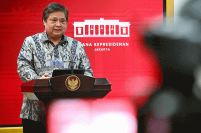 Menko Perekonomian Airlangga Hartarto memberikan keterangan usai mengikuti rapat terbatas yang dipimpin Presiden Joko Widodo di Istana Merdeka, Jakarta.