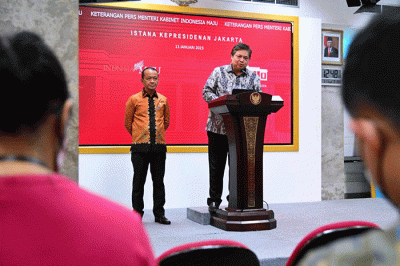 Menko Perekonomian Airlangga Hartarto memberikan keterangan usai mengikuti rapat terbatas yang dipimpin Presiden Joko Widodo di Istana Merdeka, Jakarta.