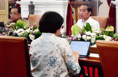 Presiden Joko Widodo saat memimpin rapat terbatas di Istana Merdeka, Jakarta, Rabu (11/1/2023).