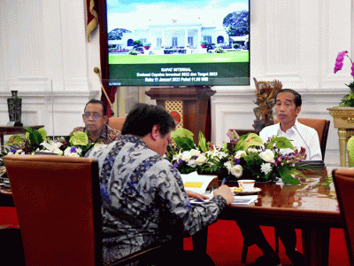 Presiden Joko Widodo saat memimpin rapat terbatas di Istana Merdeka, Jakarta, Rabu (11/1/2023).