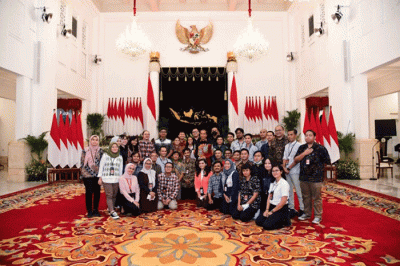 Presiden Joko Widodo bersilaturahmi secara langsung dengan para wartawan istana di Istana Negara, Jakarta, Selasa (10/1/2023).