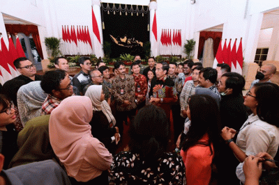 Presiden Joko Widodo bersilaturahmi secara langsung dengan para wartawan istana di Istana Negara, Jakarta, Selasa (10/1/2023).