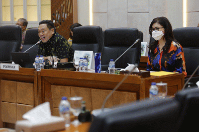 Menteri Ketenagakerjaan Ida Fauziyah (tengah) bersiap mengikuti rapat kerja dengan Komisi IX DPR di Kompleks Parlemen Senayan, Jakarta, Rabu (11/1/2023).