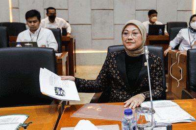 Menteri Ketenagakerjaan Ida Fauziyah (tengah) bersiap mengikuti rapat kerja dengan Komisi IX DPR di Kompleks Parlemen Senayan, Jakarta, Rabu (11/1/2023).