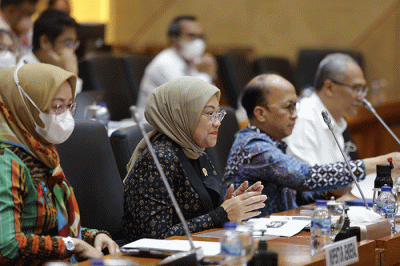 Menteri Ketenagakerjaan Ida Fauziyah (tengah) bersiap mengikuti rapat kerja dengan Komisi IX DPR di Kompleks Parlemen Senayan, Jakarta, Rabu (11/1/2023).