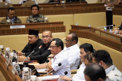 Menteri Dalam Negeri Tito Karnavian (tengah) bersama pimpinan lembaga negara mengikuti rapat kerja dengan Komisi II DPR di Kompleks Parlemen, Senayan, Jakarta.