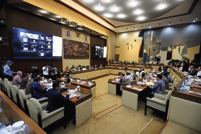 Menteri Dalam Negeri Tito Karnavian (tengah) bersama pimpinan lembaga negara mengikuti rapat kerja dengan Komisi II DPR di Kompleks Parlemen, Senayan, Jakarta.