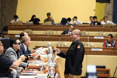 Menteri Dalam Negeri Tito Karnavian (tengah) bersama pimpinan lembaga negara mengikuti rapat kerja dengan Komisi II DPR di Kompleks Parlemen, Senayan, Jakarta.