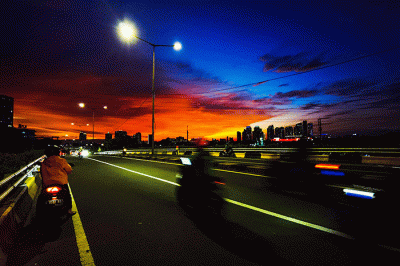 Kendaraan saat melintasi flyover Jati Baru Raya dengan berlatar langit senja di Jakarta, Selasa (10/1/2023).