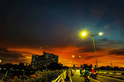 Kendaraan saat melintasi flyover Jati Baru Raya dengan berlatar langit senja di Jakarta, Selasa (10/1/2023).