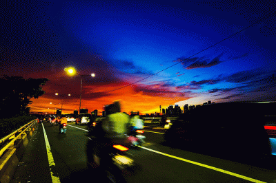 Kendaraan saat melintasi flyover Jati Baru Raya dengan berlatar langit senja di Jakarta, Selasa (10/1/2023).