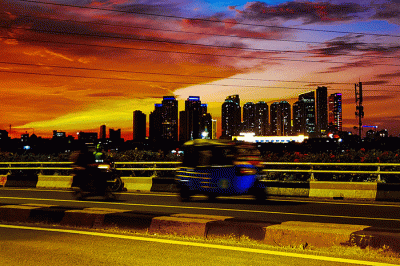 Kendaraan saat melintasi flyover Jati Baru Raya dengan berlatar langit senja di Jakarta, Selasa (10/1/2023).