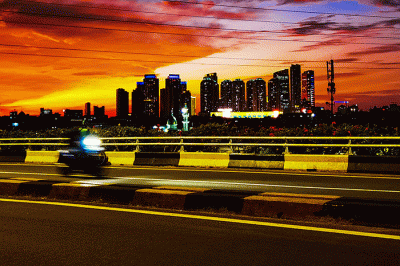Kendaraan saat melintasi flyover Jati Baru Raya dengan berlatar langit senja di Jakarta, Selasa (10/1/2023).