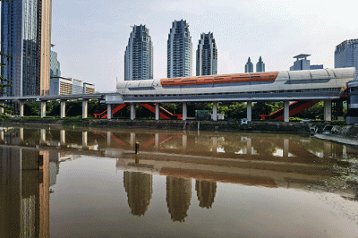 Pekerja sedang menyelesaikan pengerjaan Stasiun LRT Jabodebek Dukuh Atas yang memberikan konektivitas terintegrasi di Jakarta, Kamis (12/1/2023).