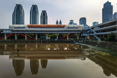Pekerja sedang menyelesaikan pengerjaan Stasiun LRT Jabodebek Dukuh Atas yang memberikan konektivitas terintegrasi di Jakarta, Kamis (12/1/2023).