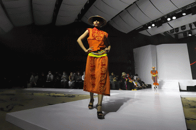 Model tampil mengenakan busana karya sejumlah fesyen desainer saat Opening Ceremony dalam acara Jakarta Fashion Trend (JFT) 2023 di kawasan SCBD.