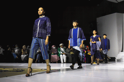 Model tampil mengenakan busana karya sejumlah fesyen desainer saat Opening Ceremony dalam acara Jakarta Fashion Trend (JFT) 2023 di kawasan SCBD.