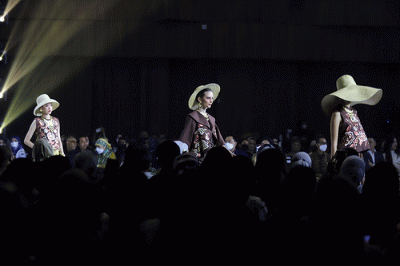 Model tampil mengenakan busana karya sejumlah fesyen desainer saat Opening Ceremony dalam acara Jakarta Fashion Trend (JFT) 2023 di kawasan SCBD.