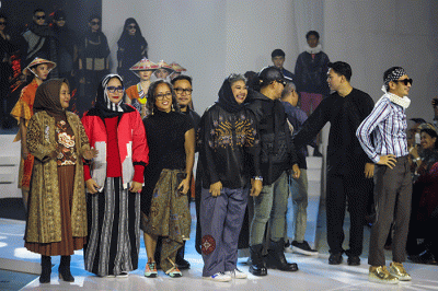 Model tampil mengenakan busana karya sejumlah fesyen desainer saat Opening Ceremony dalam acara Jakarta Fashion Trend (JFT) 2023 di kawasan SCBD.