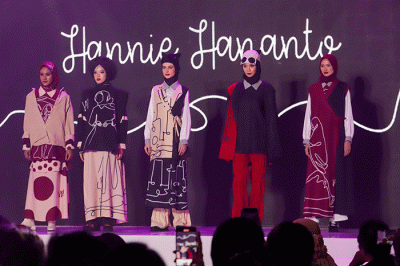 Model tampil mengenakan busana karya sejumlah fesyen desainer saat Opening Ceremony dalam acara Jakarta Fashion Trend (JFT) 2023 di kawasan SCBD.