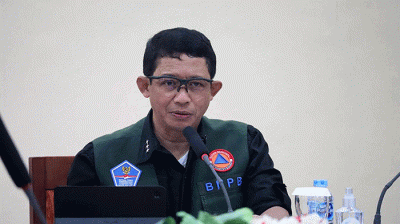 Kepala BNPB Letjen TNI Suharyanto menyerahkan bantuan kepada warga yang mengalami kerusakan rumah akibat gempa bumi di Perumahan BTN.