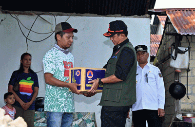 Kepala BNPB Letjen TNI Suharyanto menyerahkan bantuan kepada warga yang mengalami kerusakan rumah akibat gempa bumi di Perumahan BTN.