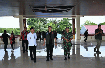 Kepala BNPB Letjen TNI Suharyanto menyerahkan bantuan kepada warga yang mengalami kerusakan rumah akibat gempa bumi di Perumahan BTN.