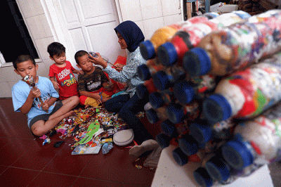 Audi Nisfatul Aira siswi kelas 2 bersama adiknya membuat ecobrik sebagai upaya meminimalisir sampah plastik di lingkungan rumahnya, Makassar.