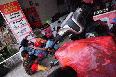 Audi Nisfatul Aira siswi kelas 2 bersama adiknya membuat ecobrik sebagai upaya meminimalisir sampah plastik di lingkungan rumahnya, Makassar.
