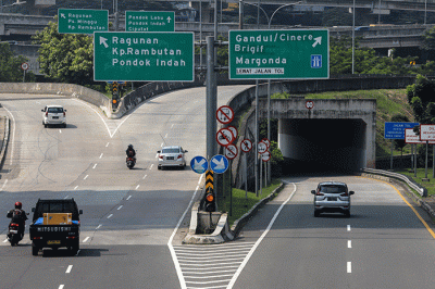 Kendaraan melintas di ruas Tol Depok-Antasari (Desari), Jakarta, Jumat (13/1/2023).