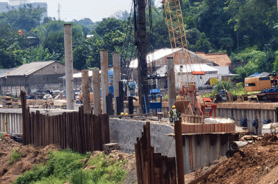 Proses proyek pembangunan saringan sampah Kali Ciliwung pada segmen Jalan TB Simatupang di perbatasan Pasar Rebo, Jakarta Timur, dengan Jagakarsa.