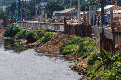 Proses proyek pembangunan saringan sampah Kali Ciliwung pada segmen Jalan TB Simatupang di perbatasan Pasar Rebo, Jakarta Timur, dengan Jagakarsa.