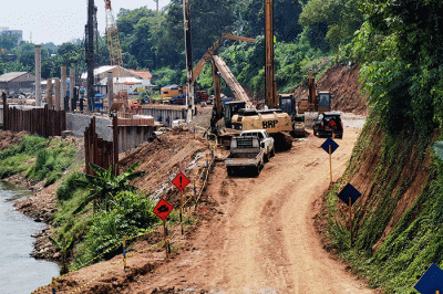 Proses proyek pembangunan saringan sampah Kali Ciliwung pada segmen Jalan TB Simatupang di perbatasan Pasar Rebo, Jakarta Timur, dengan Jagakarsa.