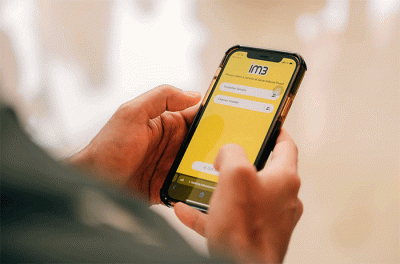 Chief Commercial Officer Indosat Ooredoo Hutchison Ritesh Kumar Singh (kedua kiri) saat membuka Gerai IM3 dengan konsep baru di Kantor Pusat PT Indosat.