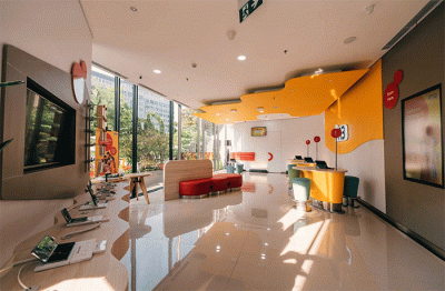 Chief Commercial Officer Indosat Ooredoo Hutchison Ritesh Kumar Singh (kedua kiri) saat membuka Gerai IM3 dengan konsep baru di Kantor Pusat PT Indosat.