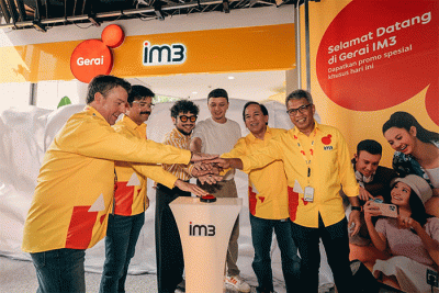 Chief Commercial Officer Indosat Ooredoo Hutchison Ritesh Kumar Singh (kedua kiri) saat membuka Gerai IM3 dengan konsep baru di Kantor Pusat PT Indosat.